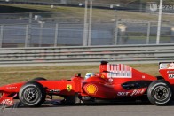 A Ferrari nekiront a BMW-nek 35