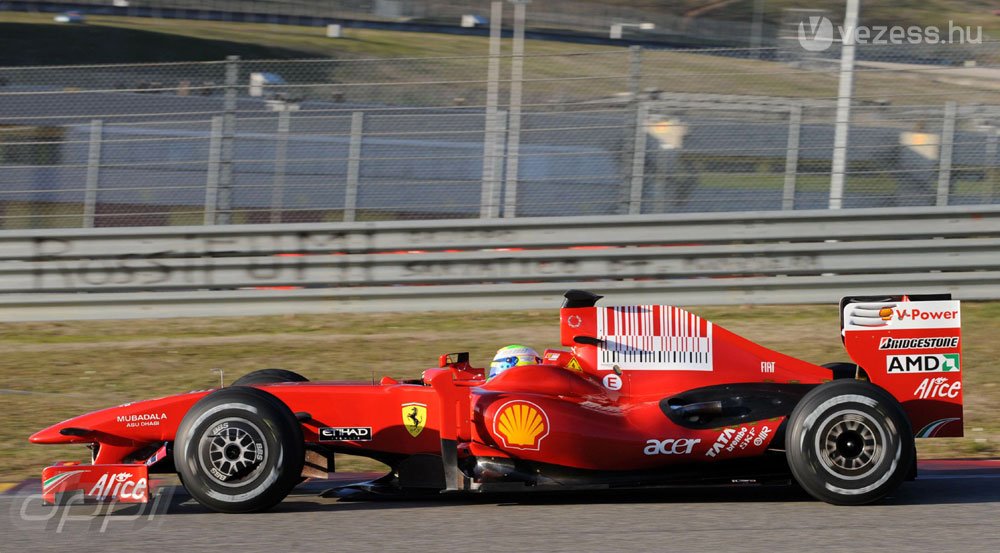 A Ferrari nekiront a BMW-nek 18