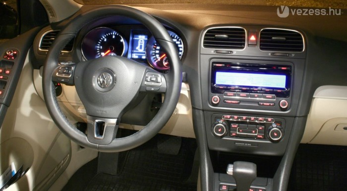 Nyitva van a bal hátsó