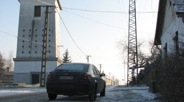 A tiszadobi Andrássy-magtár előtt