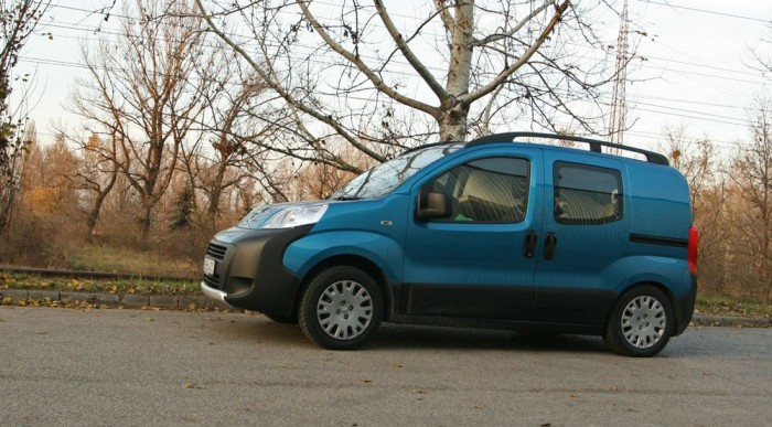 Kád és csempe van benne