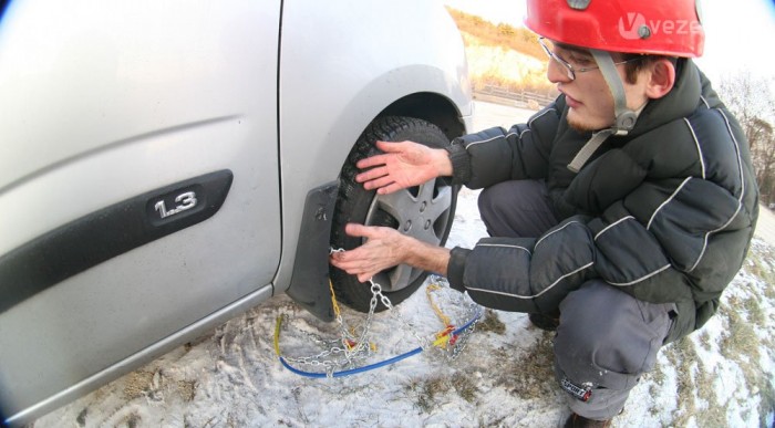 Rusi csak tapogat, mint tót a pin(gponglabd)án