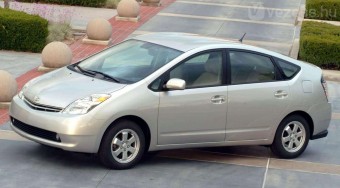 Olcsó hibriddel támad a Toyota