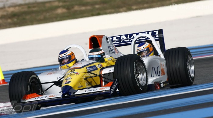 A Renault-ba csak hárman férnek