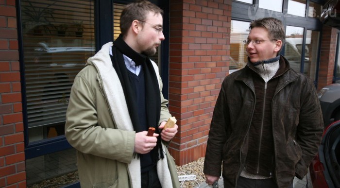 András kolbásszal készül a melóra