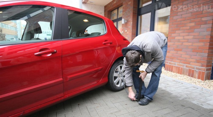 Superman is beleizzadna a kézimunkába