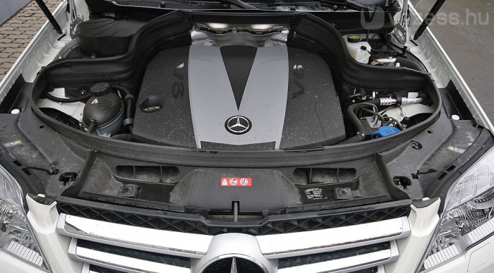 Rendesen becsomagolták a V6-os motort, nincs is nagy hangja