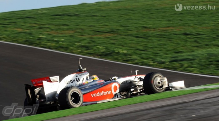Hamilton kipróbálta az MP4-24-est