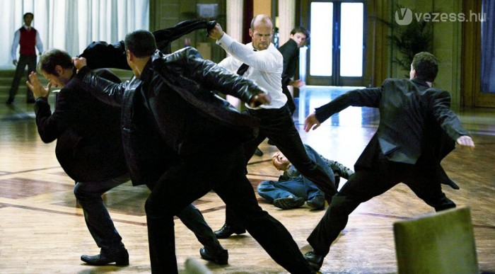 A kabáttal csapja le a 3 banditát