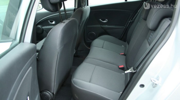 Alig van hely magas sofőr mögött