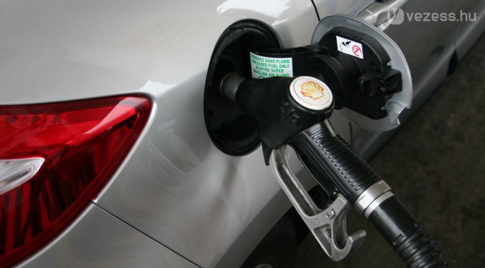 Jó megoldás: a fedél zárja a betöltőnyílást, nincs tanksapka, 