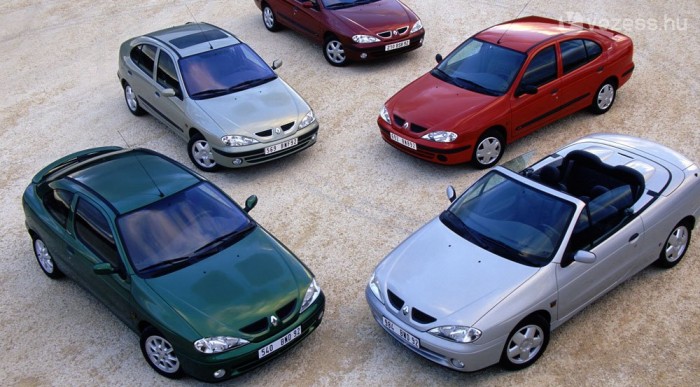 A Renault 19-et váltotta a Mégane I. A kombi nem fért rá a képre, a Scénic is hiányzik