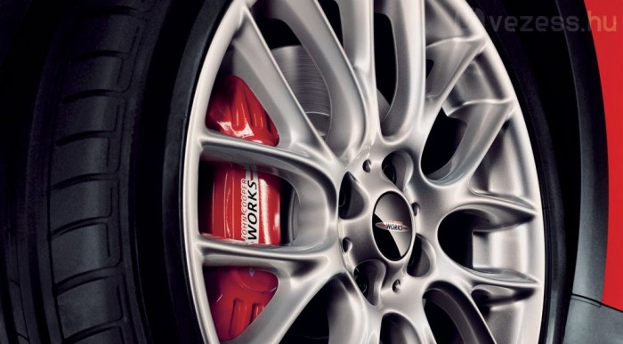 MINI kabrió 200 lóerővel 5 | Vezess Nagyobb féktárcsák lassítják