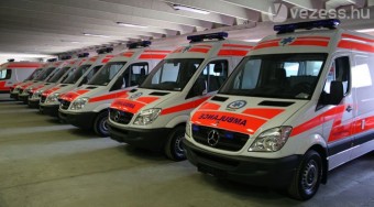 Téli gumira váltanak a mentők