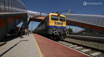 Az autókon spórolna a MÁV
