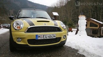 Dobd le a felsőt! MINI-k a hóban
