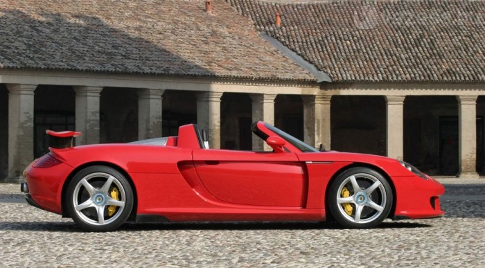 A Carrera GT 330-cal száguld