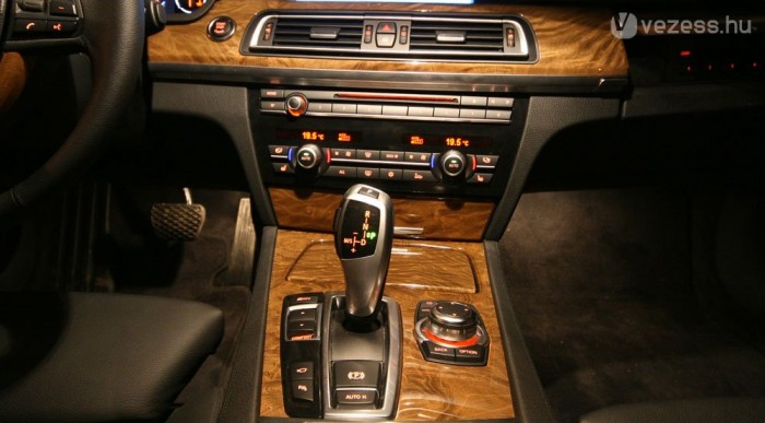 Az I-Drive még megvan, de már annyi gomb került köré, hogy szinte nem is kell használni