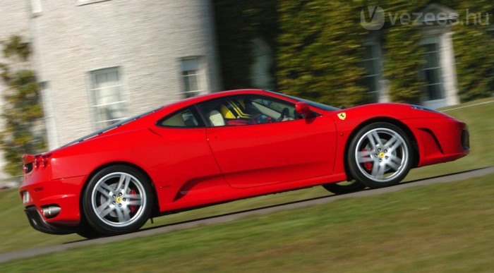 V8-as akár az F430