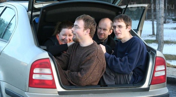 Négyen egy csomagtartóban