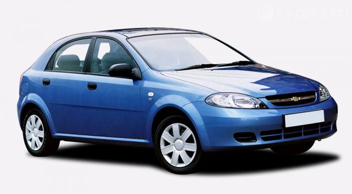 A Giugiaro stúdió tervezte az ötajtós Lacettit, a kombi és a szedán Pininfarina-kasztnis