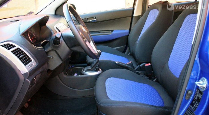 Kényelmesek az ülések, a színes betét feldobja a fekete utasterer