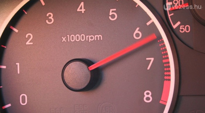 Alul is nyomatékos a motor, de pörög, ha kell