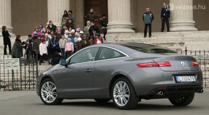 Veszettül gyorsan kanyarodik