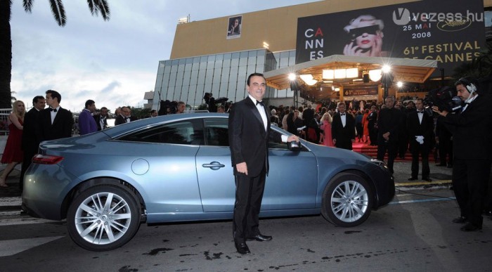 Bemutató a filmfesztiválon Cannes-ban. Itt a nagyfőnök, Carlos Ghosn parádézik a kupéval