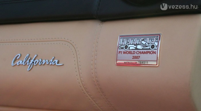 Nagyon gyors teszt: Ferrari California 12 | Vezess Kis plakett győzelmek emlékére