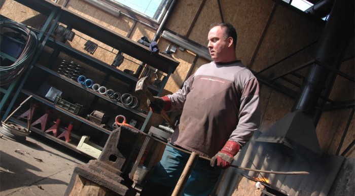 Rugójavítás, rugógyártás 6 | Vezess Vörös Attila az utolsó simításokat végzi