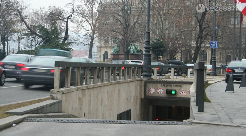 800 Ft/óra a luxusszálló garázsa