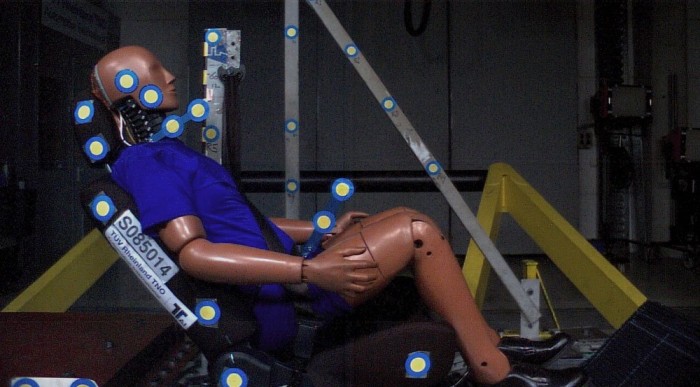 Fejfájást okozhat az új Lancer 7 A fejtámla nem remekelt