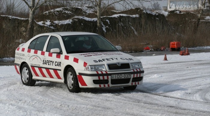 Ellenkormányzás és gázelvétel a megoldás, ha kifarol az autó