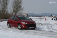 Jól tapadt a 308 a kiváló téli gumikkal. A Michelin Primacy Alpint ajánlani merjük