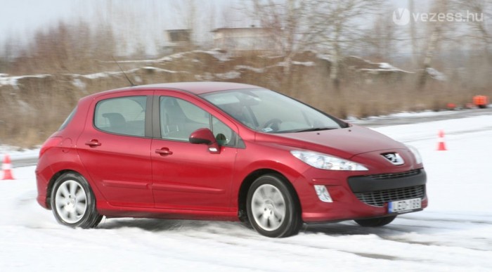 Abba az irányba kormányozzunk, amerre a kocsi fara kitör