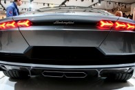 Vihar a négyajtós Lamborghini körül 28