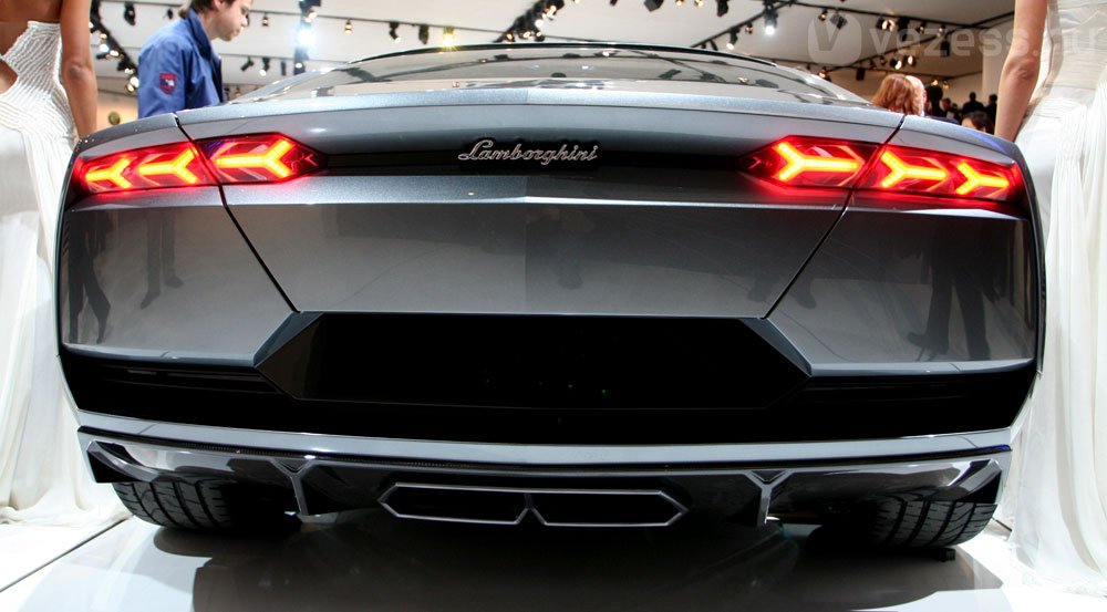 Vihar a négyajtós Lamborghini körül 10