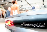 Vihar a négyajtós Lamborghini körül 31