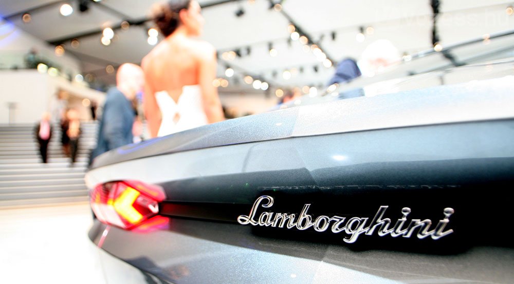 Vihar a négyajtós Lamborghini körül 13