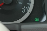 A kis zöld autó jelzi, hogy hiába nem megy a motor bármikor elindulhatunk