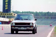 1976-ban indult a GTI értékesítése. Itt a sajtóbemutató megy Hockenheimben