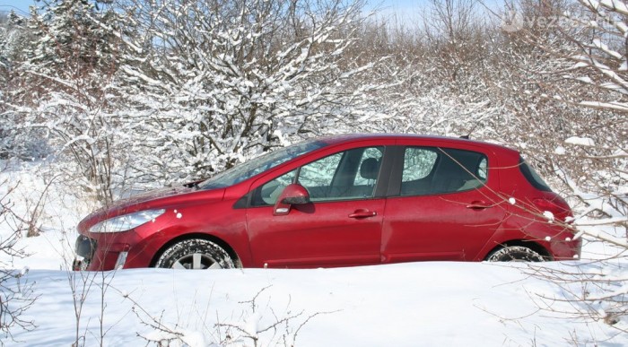 Téli gumival jól kapaszkodik a 308-as