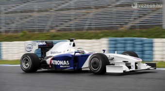 Hamilton falhoz csapta a McLarent