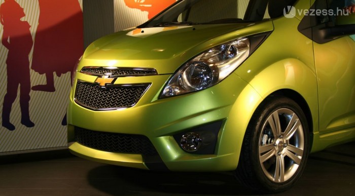 Új, szögletes, agresszív orr