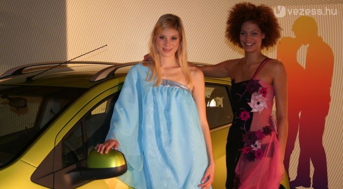 Fáradtan, de kedvesen