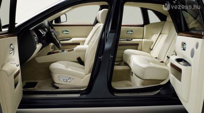 Szemből nyílnak az az EX200 ajtói 