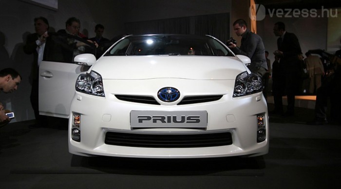 Harciasabb külső, még bonyolultabb belső