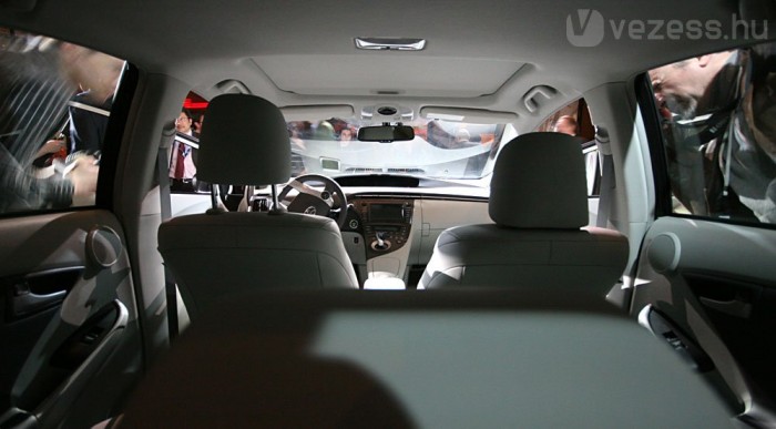 A Toyota a D-szegmensbe helyezi, tehát nagyobbnak gondolják, mint egy Corolla