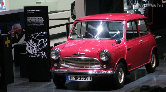 Az igazi, klasszikus Mini a most debütáló kabrió árnyékában